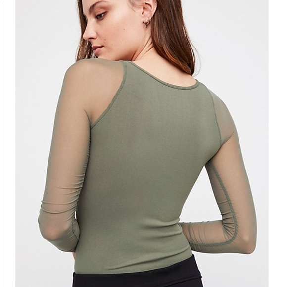 HP😊Free people seamless scrunched sleeve top. - Picture 10 of 16